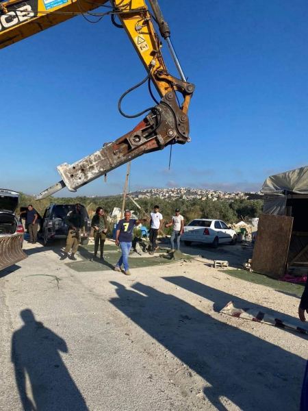 يعبد : هدم مقهى عند مدخل البلدة